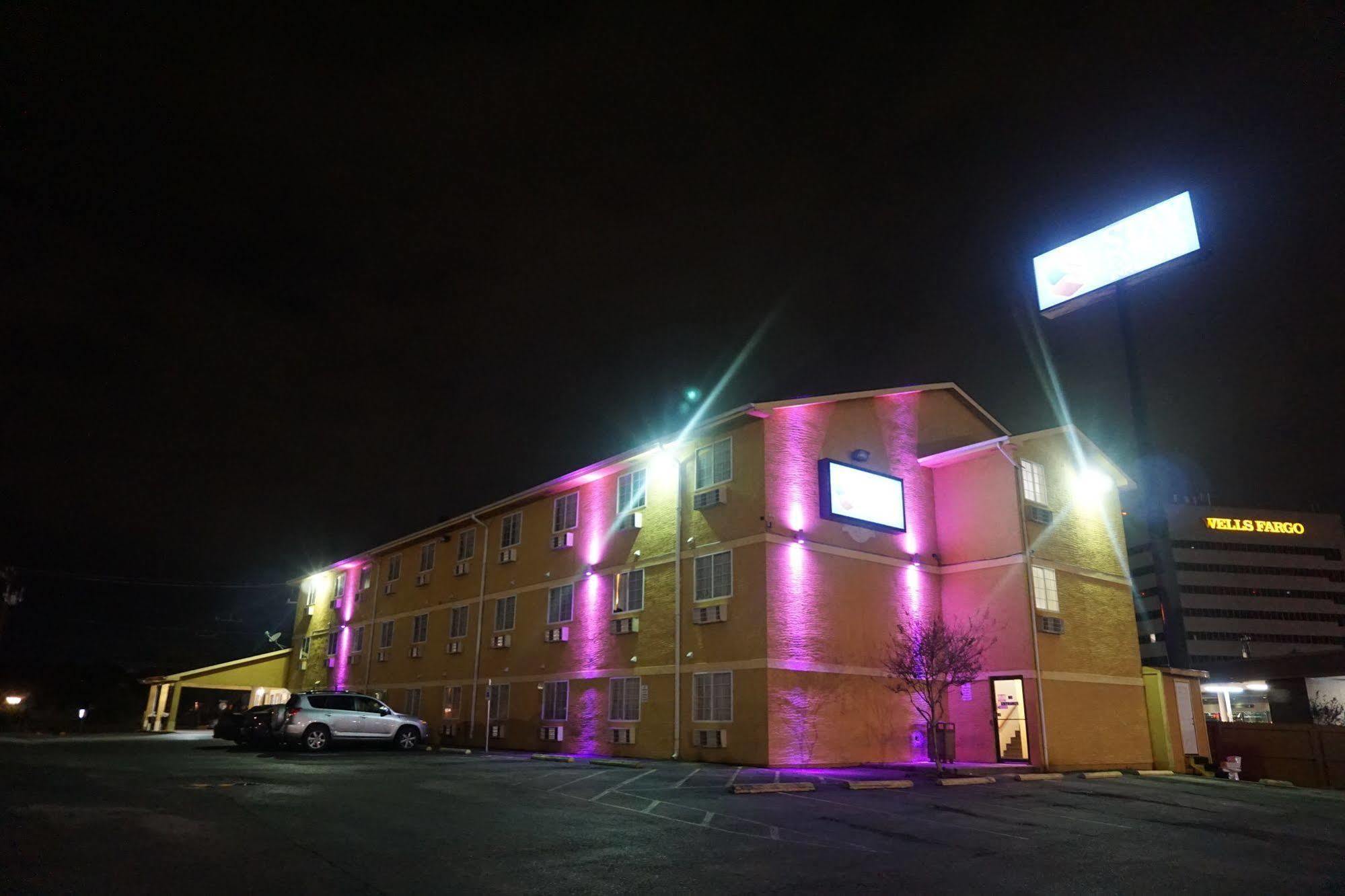 Econo Lodge San Antonio Near Seaworld - Medical Center Exterior photo